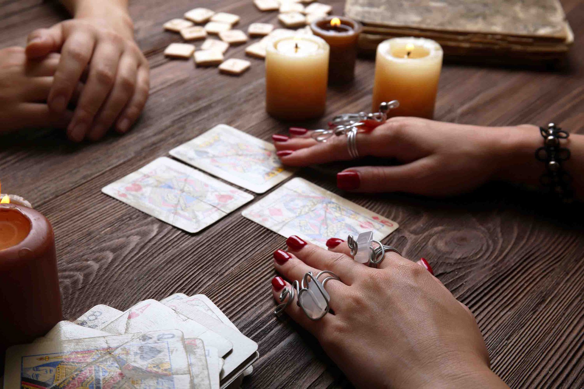 Kerzen und Hand